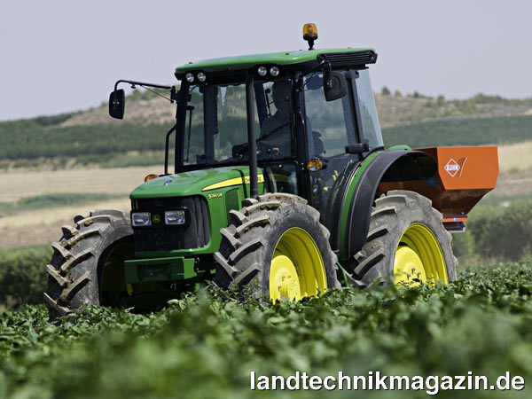 Bild: Speziell für Einsätze bei denen eine hohe Bodenfreiheit erforderlich ist, wie etwa im Gemüsebau, gibt es die neuen John Deere 5G Traktoren auch in der Hochrad-Version 5GH.
