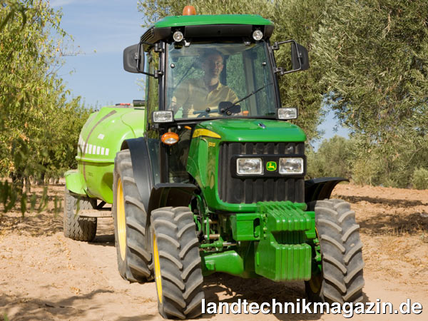 Bild: Die Plantagenschlepper der John Deere Traktorenbaureihe 5G tragen die Bezeichnung 5GF (Fruit-Version). Mit weniger als 1,5 m Spurweite eignen sich die 5GF-Modelle in erster Linie für den Obstanbau.