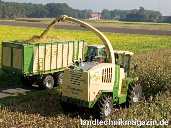 lAuf der Agritechnica 2009 zeigt Krone die Exakt-Feldhäcksler Big X mit dem neuen VariStream, einem neuartigen mechanischen Konzept zur variablen, selbstregelnden Anpassung des Gutfluss-Querschnittes an wechselnde Futtermengen. Durch VariStream bleibt die Wurfleistung der Häckseltrommel und des Wurfgebläses laut Krone konstant auf hohem Niveau. Zudem soll die Verstopfungsgefahr deutlich geringer und der gleichmäßige Gutfluss erhalten bleiben.