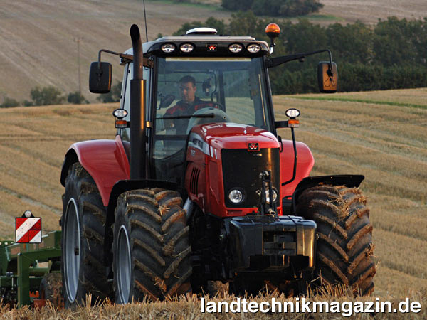 lZur Agritechnica 2009 erweitert Massey Ferguson mit den neuen Modellen MF 7497 und MF 7499 die Serie MF 7400 nach oben. Beide neuen Traktoren verfügen über 6-Zylinder-Motor von AGCO SISU POWER mit 7,4 l Hubraum und das stufenlose Dyna-VT-Getriebe. Die Nennleistung nach ISO TR 14396 wird von Massey Ferguson für den MF 7497 mit 151/205 kW/PS und für den MF 7499 mit 162/220 kW/PS angegeben. Die Maximalleistung beziffert der Hersteller (ebenfalls nach ISO TR 14396) mit 162/220 kW/PS (MF 7497) respektive 173/235 kW/PS (MF 7499).