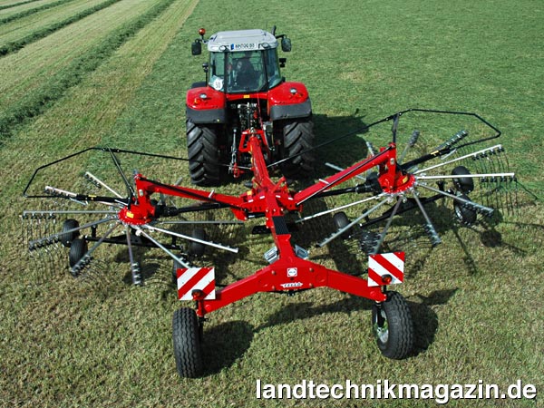 lFella zeigt auf der Agritechnica 2009 den neuen Zwei-Kreisel-Mittelschwader TS 880 PRO, der speziell für den Einsatz unter besonders schwierigen Bedingungen und Geländeverhältnissen entwickelt wurde.