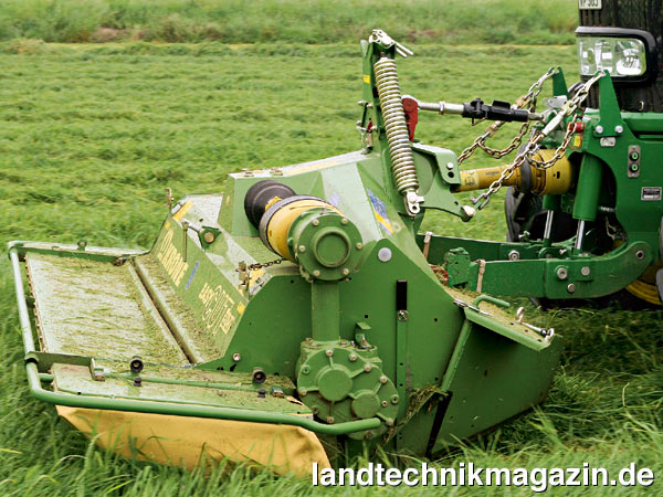 Bild: Entscheidender Pluspunkt beim Krone EasyCut 32 CV float ist, dass die Federn direkt im Anbaubock integriert sind; so entfällt die Anpassung und Einstellung der Federn an den Traktor. Da es sich beim EasyCut 32 CV float um ein geschobenes Mähwerk handelt, kann die Maschine – im Gegensatz zu gezogenen Front-Mähwerken – näher an den Traktor gebaut werden, wodurch die Vorderachse des Schleppers weniger belastet und die Hinterachse nicht zu stark entlastet wird. Damit eignet sich das EasyCut 32 CV float auch für kleinere, leichtere Traktoren.