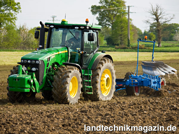 lDie John Deere Steer-by-Wire-Lenkung ActiveCommand Steering für die 8R-Traktoren ist in der Lage, bei Transport- und Feldeinsatz eine optimale Übertragung hinsichtlich Lenkungsübersetzung und -kräften automatisch durchzuführen.