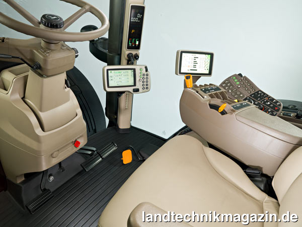 Bild: John Deere erhält eine Agritechnica-Neuheiten-Goldmedaille 2009 für die Steere-by-Wire-Lenkung ActiveCommand-Steering für die neuen 8R Traktoren.