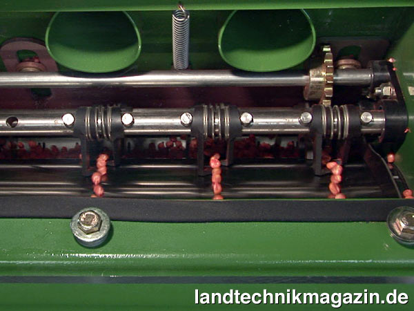 Bild: Amazone erhält eine Agritechnica-Neuheiten-Silbermedaille 2009 für smartControl, die automatische Abstreiferregelung beim Einzelkornsägerät EDX.