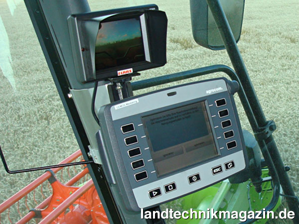 lDas separate Farbterminal des CLAAS CEMOS lässt  sich auch für andere Applikationen wie das Lenken oder die Kamera nutzen, ist an LEXION Maschinen modernster Bauart nachrüstbar und kann am Seitenholm gut erreicht und verstellt werden. Weil es separat ist, hat es keine störenden Einflüsse für den Fahrer auf das CEBIS Terminal und die Druschanzeigen und die Übersichtlichkeit bleibt erhalten.