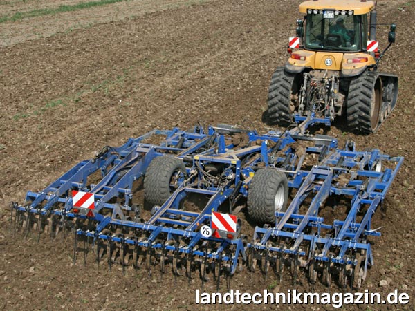 lAuf der Agritechnica 2009 präsentiert Köckerling als Neuheit den Vector 620, der die bekannte Mulchsaatgrubber-Serie um ein Modell mit variabler Arbeitsbreite erweitert.