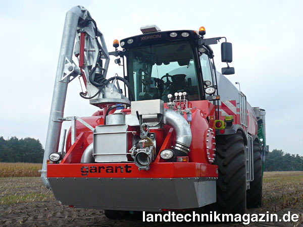 Bild: Die Befüllung erfolgt beim Kotte Garant XGL 14.200 mittels einer hydraulisch angetriebenen Drehkolbenpumpe von Vogelsang mit einer maximalen Leistung von 9.000 Litern pro Minute. Serienmäßig wird die Geteilte Lösung mit einem RotaCut 10000 von Vogelsang sowie einer Abschaltautomatik ausgerüstet. Auf Wunsch sind auch andere Pumpen lieferbar.