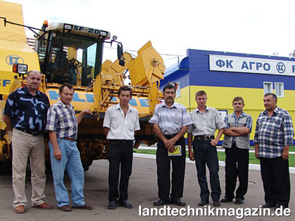 XL-Bild: Die Führungsmannschaft der FK Agro vor der neuen Montagehalle in Saransk.