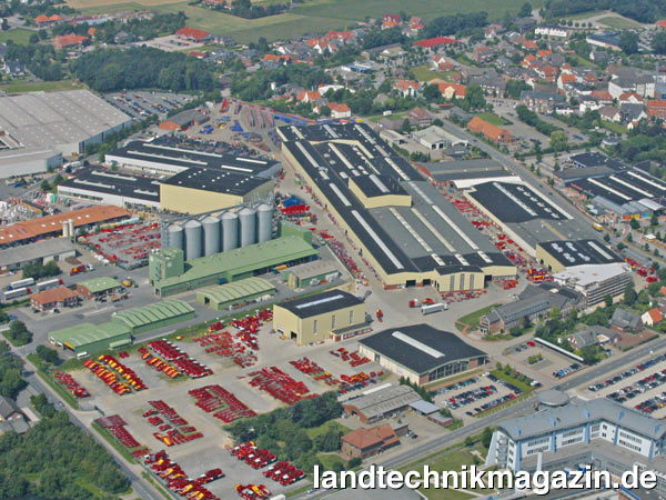 lGrimme Landmaschinenfabrik meldet mit ca. 200 Millionen Euro Umsatz das zweitbeste Geschäftsjahr in der fast 150-jährigen Firmengeschichte nach 2008 mit 225 Millionen Euro zu erzielen. Die Grimme Gruppe beschäftigt derzeit 1.450 Mitarbeiter weltweit, davon über 1.200 Beschäftigte und 90 Auszubildende in Damme.