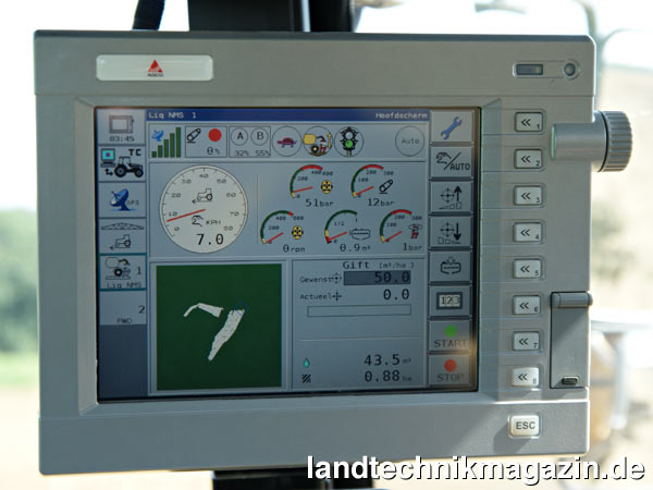 Bild: Das neue Falcon VT-Terminal gehört zur Serienausstattung des Challenger Terra-Gator 8333. Es ermöglicht die Einstellung variabler Ausbringungsraten, sowohl bei Flüssig- als auch Trockendünger. Das Falcon VT-Terminal ist ISOBUS-kompatibel und verfügt über einen 25 cm breiten Touchscreen mit Tasten und einem Drehknopf für das Auswählen von Funktionen und die Navigation in den Menüs.