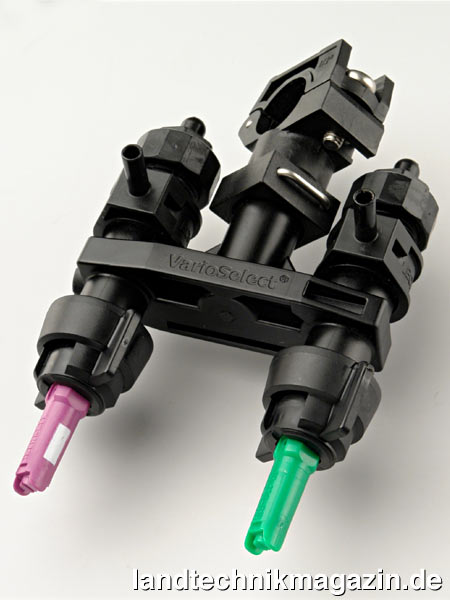 lAuf der Agritechnica 2009 stellt Lechler das neue VarioSelect II vor. Die pneumatischen Einzelventile, basierend auf der Technik des Lechler PSV-Ventils, sind direkt vor den Düsen angeordnet, so dass ein sofortiger Strahlaufbau durch Konstantdruck in der Leitung gewährleistet ist. Durch die kompaktere Bauweise ist das VarioSelect II noch besser in das Gestänge integrierbar.