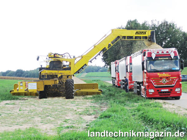 lDie euro-NAWAROMaus von ROPA steigert bedeutend die Effizienz in der Logistikkette von Biogasanlagen. Häckselgut wie Maissilage, GPS oder Hackschnitzel, werden mit der euro-NawaroMaus von der Miete am Feldrand aufgenommen und auf großvolumige Straßentransportfahrzeuge wie LKW überladen.