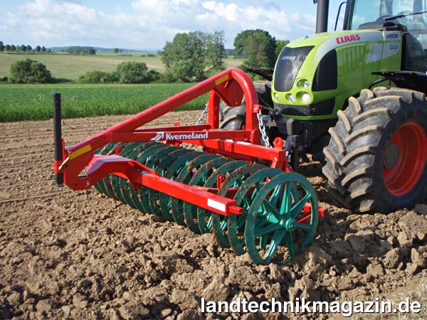 lDen neuen Frontpacker Varus bietet Kverneland mit Arbeitsbreiten von 1,5 bis 6 m an. Wahlweise kann der Varus mit 800 mm Packerringen mit unterschiedlicher Ringanzahl oder mit 600- beziehungsweise 530-mm-Crosskillringen ausgerüstet werden.