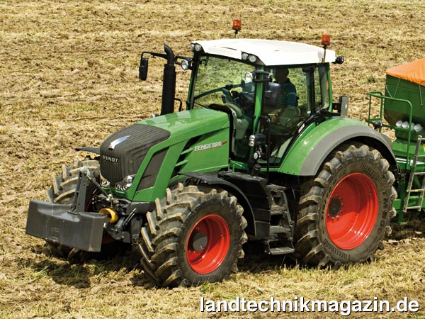 lDie Fendt Baureihe 800 Vario besteht jetzt aus den fünf Modellen 819 Vario, 822 Vario, 824 Vario, 826 Vario und 828 Vario mit Nennleistungen (Herstellerangaben nach ECE R24) von 132/180 kW/PS bis 191/260 kW/PS. Die Maximalleistung (nach ECE R24) gibt Fendt mit 147/200 kW/PS bis 206/280 kW/PS an. Der Sechs-Zylinder Deutz-Motor im neuen 800er entspricht bereits der Abgasnorm der Stufe 3b (Tier IV interim).