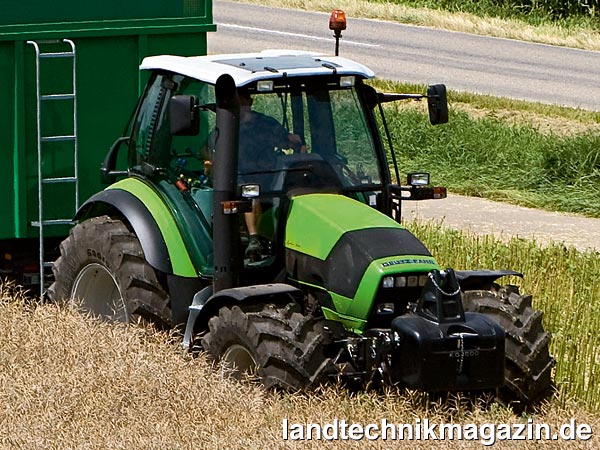 lDeutz-Fahr erweitert die Baureihe Agrotron M mit den 4-Zylinder-Modellen Agrotron M 410 und M 420 sowie den 6-Zylinder-Modellen Agrotron M 615 und M 625. Bedingt durch die kürzer bauenden 4-Zylinder-Motoren konnte beim Agrotron M 410 (im Bild) und M 420 der Radstand um 228 mm reduziert werden, was sich in einem kleineren Wenderadius bemerkbar machen soll; die Gesamtlänge beträgt laut Deutz-Fahr bei den neuen 4-Zylinder-Modellen 4,05 m.