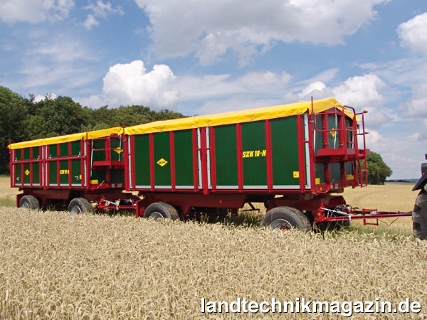 lStrautmann erweitert sein Angebot an landwirtschaftlichen Kippern um den 18 Tonnen-Zweiachs-Dreiseitenkipper SZK 18-H. Der witterungsbeständige Holzaufbau des SZK 18-H erlaubt ein geringes Eigengewicht und entsprechend hohe Nutzlasten. Die 1500 mm hohen, gegen Feuchtigkeit resistenten Holzbordwände, die es alternativ auch in der Höhe geteilt gibt, schonen empfindliche Ladegüter wie Kartoffeln und ermöglichen eine sichere Entladung auch bei Frost.