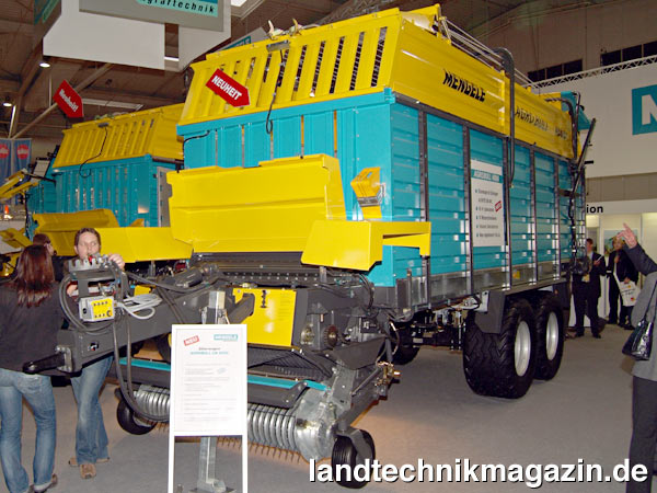 lDer neue Mengele AGROBULL 4000 verfügt über ein Ladevolumen nach DIN von 30 m³. Wie der AGROBULL 3000 verfügt er über den über Zahnräder angetriebenen Laderotor mit fünf spiralförmig angeordneten Zinkenreihen, die 25 mm breiten gehärteten und auswechselbaren Förderzinken, das Schneidwerk mit 31 in einer Ebene angeordneten Messern für eine theoretische Schnittlänge von 45 mm sowie die ungesteuerte Pickup.