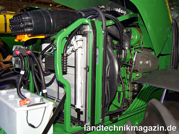 Bild: Beim neuen 6534 kombiniert John Deere das 6-Zylinder-Chassis mit einem 4-Zylinder-Motor mit einer IPM-Leistung von 145 PS (Herstellerangabe nach 97/68 EC). Der Motor spart gegenüber dem 6-Zylinder im Vorgängermodell nicht nur Gewicht, sondern verbraucht laut John Deere auch bis zu 6 % weniger Kraftstoff.