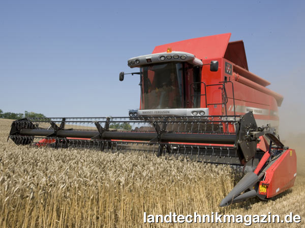 Bild: Massey Ferguson stattet den neuen Hybridmähdrescher MF Delta 9280 mit dem 9,2 m MF PowerFlow-Universalschneidwerk aus.
