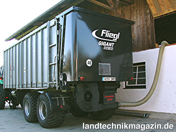 lPassend zu seinen Abschiebewagen bietet Fliegl jetzt das ASW-Anbaugebläse Tornado 3000 an. Mit dem heckseitig montierten Anbaugebläse lassen sich auch ungünstig liegende Lager problemlos mit Holzhackschnitzeln oder anderen Schüttgütern befüllen. Der Antrieb des Tornado 3000 erfolgt wahlweise per Zapfwelle oder über einen 18,5 kW starken Elektromotor.