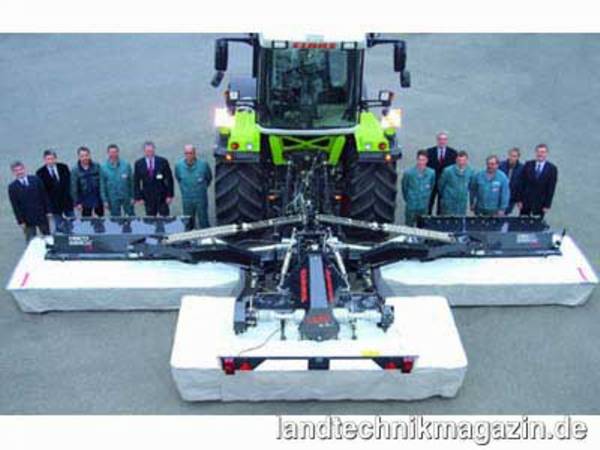 lDie Geschäftsführung und die Teams aus Entwicklung, Marketing und Produktion stellen gemeinsam das 1000. Großflächenmähwerk am Heck des Claas Traktors vor.