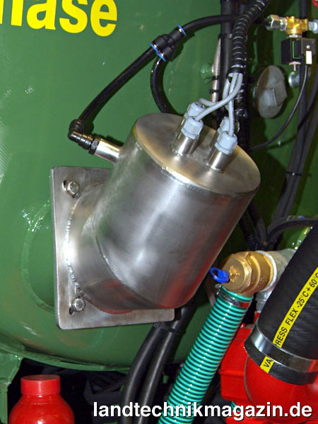 XL-Bild: Zur Bestimmung des N-Gehalts in der Gülle beziehungsweise des Gärsubstrates direkt am Güllewagen präsentierte Wienhoff auf der Agritechnica 2009 einen neuen N-Sensor. Der Sensor ist am Tank über einen 8-Flanschstutzen montiert.