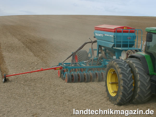 lDie Sulky Sämaschinen-Baureihe EASYDRILL besteht jetzt aus 6 Modellen von 3 bis 6 Metern Arbeitsbreite. Zur EASYDRILL mit 3 Metern und mechanischer Verteilung gesellt sich ein klassisches 4-Meter-Modell mit starrem Rahmen und ein neues klappbares 4-Meter-Modell kommt als Verstärkung zum 5-Meter-Modell hinzu.