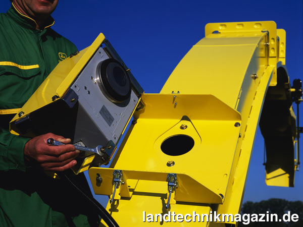 lDer HarvestLab Feuchtesensor ist am Auswurfkrümmer des John Deere Feldhäckslers montiert. Pro Sekunde nimmt der NIR-Sensor 17 Messungen vor, aus denen ein Durchschnittswert zur Bestimmung des TS-Gehaltes des Häckselgutes gebildet wird.