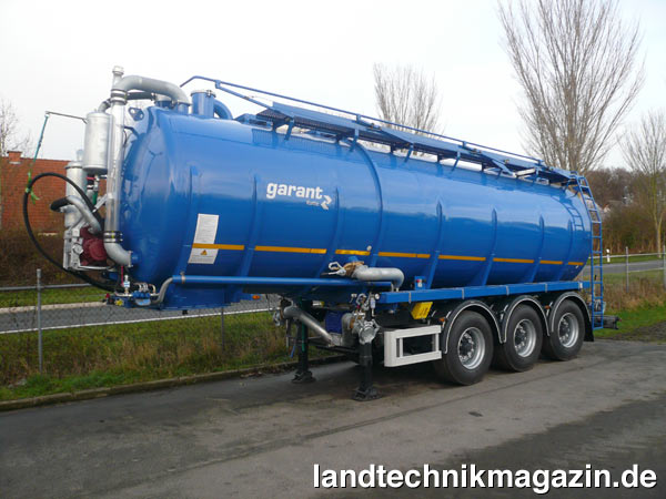 lKotte erweitert seine Produktpalette um Tanksattelauflieger aus Edelstahl, die sich auch für den Transport hochkorrosiver Medien eignen. Der Behälter mit einem Volumen von 30.000 l ist serienmäßig mit einer 2K-Lackierung beschichtet, wobei der Kunde den RAL-Ton wählen kann. Die Pumpentechnik für die Edelstahl-Auflieger ist frei wählbar. So ist es möglich, mit Vakuumkompressor oder mit Drehkolbenpumpe zu arbeiten.