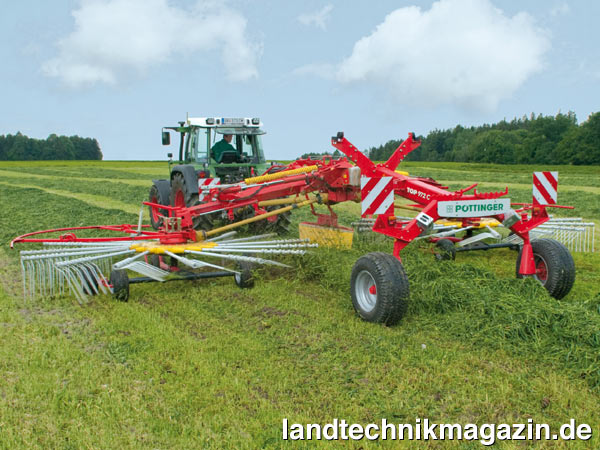 lEine Kreiselaushebung, bei der die Achse im Raum steht (Raumlenkerachse), sorgt beim neuen Pöttinger TOP 972 C s-line Doppelschwader für eine Bodenfreiheit von rund 60 cm. Der TOP 972 C s-line bietet eine Arbeitsbreite von 9,00 bis 9,80 m und eine Schwadbreite von 1,20 bis 2,30 m.