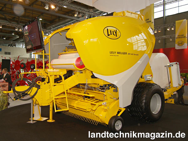 lDie neue Press-Wickel-Kombination Lely Welger RPC 445 Tornado wurde auf der Agritechnica 2009 in der für innovative Neuheiten aus dem Hause Lely typischen Yellow-Revolution-Farbgebung präsentiert. Die Lely Welger RPC 445 Tornado die erste Press-Wickel-Kombination, die neben einer variablen Presskammer auch über ein variables Wickelsystem verfügt.