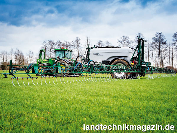 lMit der von Bollmer auf Basis einer Serien-Pflanzenschutzspritze von INUMA entwickelten Anhängespritze können bis zu 3.000 Liter je Hektar organischer oder mineralischer Flüssigdünger bei einer Fahrgeschwindigkeit von zehn Kilometer pro Stunde ausgebracht werden. Die INUMA Professional 8000 Pflanzenschutzspritze ist mit speziellen Schleppschläuchen ausgestattet, die die Düngemittel bodennah ausbringen.