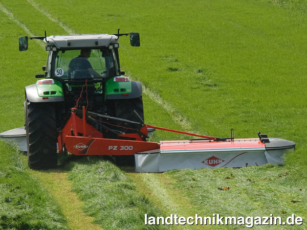 lMit der neuen PZ Trommelmäherserie erweitert Kuhn sein Mähersortiment. Die neuen Heck-Trommelmäher PZ 270 und PZ 300 verfügen über eine Arbeitsbreite von 2,65 m beziehungsweise 2,95 m und verwenden die bewährten FlexProtect Seitenschutzvorrichtungen.