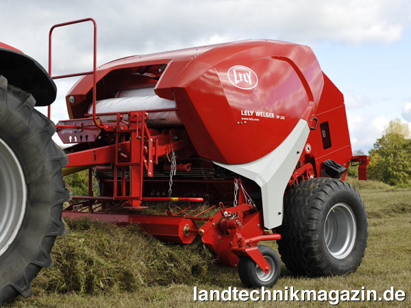 lNeu im Lely Rundballenpressenprogramm ist die Festkammerpresse Lely Welger RP 245. In der Ausführung Standard gibt es wahlweise das Mastercut 13 oder das Xtracut 17 Schneidwerk. Die Messer des Xtracut 17-Systems wurden in zwei Gruppen aufgeteilt, die vom Traktorsitz aus gesteuert werden können. Die Profi-Modelle sind hingegen serienmäßig mit der Xtracut 25 Schnittvorrichtung ausgestattet.