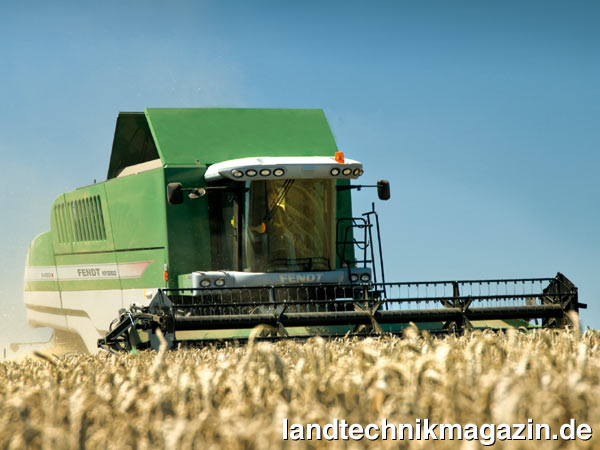lDer neue Massey Ferguson Hybridmähdrescher MF DELTA mit HyPerforma Dresch- und Abscheidesystem kommt auch als Fendt 9460 X auf den Markt. Wie sein Massey-Ferguson-Pendant soll der Fendt Hybridmähdrescher für die Ernte 2011 verfügbar sein.