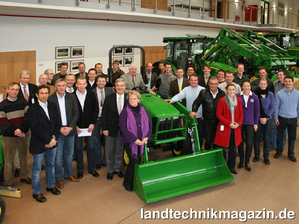 lDer Springausschuss des Deutschen Olympiade Komitees für Reiterei (DOKR) und seine Kaderreiter tagten vergangenen Dienstag im John Deere Forum in Mannheim. Das aktuelle Ausstellungsprogramm des Forums wurde hierzu kurzfristig mit John Deere Produkten bestückt, die typischerweise in Stallungen und auf Reitanlagen zum Einsatz kommen.