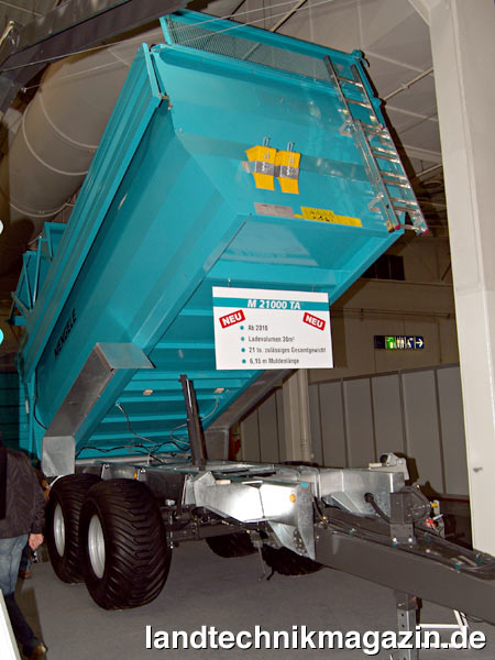 lMit 21 t zulässigem Gesamtgewicht und einem Ladevolumen von 30 m³ ist die neue Mulde M 21000 TA die größte im Mengele-Programm. Die neue Mulde  verfügt über eine Muldenlänge von 6,15 m statt 5,54 m beim Typ M 20000 TA. Optional erhältlich sind bei diesem Maschinentyp unter anderem eine 26,5 Zoll-Bereifung, ein Aufsatz von 600 mm sowie ein Fahrwerkstabilisator. Die neue gefederte Deichsel ermöglicht 3 t Stützlast.