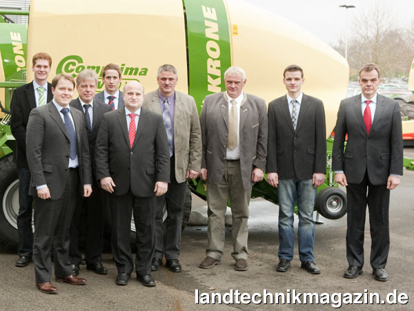 lOffizielle Übergabe an die Gewinner der Krone Comprima: v.r.n.l. Roman Opora (Krone), Hubert Schicker (Novatex), Rudi Hackmann (Krone), Jens Moormann-Schmitz (Krone), Krone Geschäftsführer Wolfgang Jung, Klaus Neitemeier, Hermann Neitemeier, Nikolas Neitemeier und Hermann Ramesohl (Krone Werksbeauftragter).