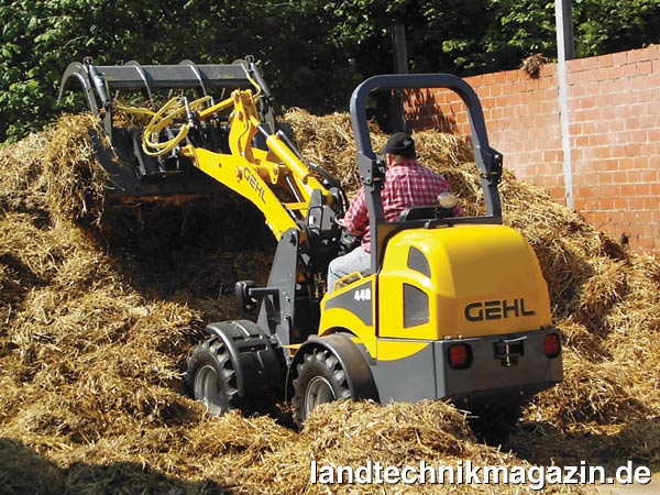 lDie neue Gehl Knickladerserie AL umfasst 5 Modelle von 1,4 t bis 3,2 t Einsatzgewicht. Alle Modelle sind mit geräuschreduzierten und besonders schadstoffarmen YANMAR Dieselmotoren ausgestattet und verfügen über Leistungen von 23 bis 47 PS.