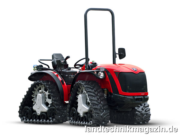 lDer Mach4 von Antonio Carraro ist ein umkehrbarer Quadtrack mit Knicklenkung für die spezialisierte Landwirtschaft. Es handelt sich aber weder um einen klassischen Traktor, noch um ein traditionelles Raupenfahrzeug, noch um einen Quad, noch um eine Pistenraupe, obwohl es viele Eigenschaften dieser Fahrzeuge für extreme Leistungen besitzt.