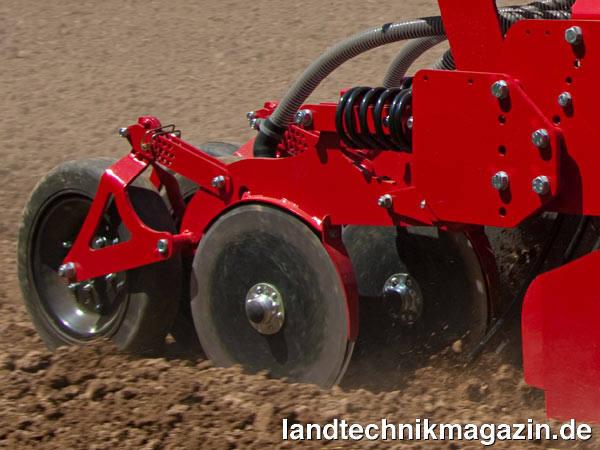 lAls neue Ausstattungsoption für die Universaldrillmaschine Pronto DC bietet Horsch jetzt das PowerDisc Säschar mit einem Durchmesser von 38 cm an. Auf jedes Säschar folgte eine Druckrolle mit 40 cm Durchmesser zum Andruck des Saatgutes. Sie dient auch der Einstellung der Saattiefe.