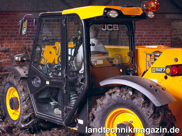 Bild: Trotz der sorgsam aufeinander abgestimmten Maschinenabmessungen erhält der Bediener beim JCB 527-58  eine ausgewachsene Kabine mit der Ausstattung und Qualität, die er von anderen Loadall-Modellen gewohnt ist. Die Anordnung der Kabine in ihrer Höhe ist sogar wählbar: Wenn die Gesamthöhe keine entscheidende Rolle spielt, kann sie in der oberen der beiden Positionen montiert werden.