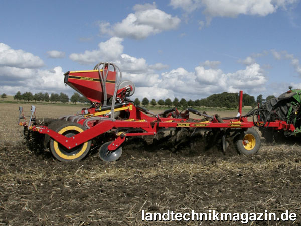 XL-Bild: Bei der Väderstad BioDrill 360 kommt ein Gebläse zum Einsatz. Wesentliche Modellverbesserungen sind zudem der elektronische Antrieb und die elektronische Füllstandskontrolle bei der BioDrill 360.
