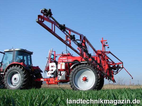 lVogel & Noot hat das bewährte Holder-Feldspritzenprogramm perfekt in das eigene Produkt-Programm eingegliedert und konsequent weiterentwickelt. Angeboten werden 3-Punkt-Anbauspritzen mit einem Tank-Inhalt von 600 bis 1.500 Liter und gezogene Feldspritzen mit 2.800 bis 4.600 Liter.