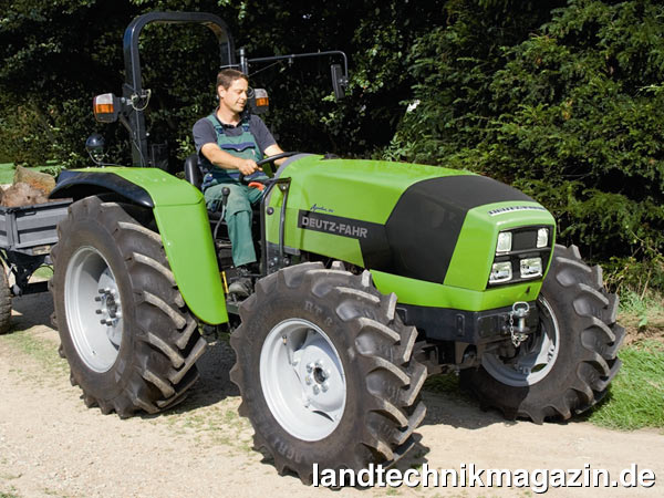 Bild: Serienmäßig verfügt der Deutz-Fahr Agrolux 310/320 über einen klappbaren Sicherheitsbügel, mit dem auch niedrige Durchfahrten kein Hindernis darstellen. Angetrieben werden beide Agrolux-Modelle von modernen SDF 3-Zylinder-Turbodieselmotoren vom Typ 1.000.3WT beim Agrolux 310 beziehungsweise 1.000.3WT Intercooler beim Agrolux 320. Die maximale Leistung nach 2000/25/EC gibt Deutz-Fahr für den Agrolux 310 mit 46/62 kW/PS und für den Agrolux 320 mit 53/72 kW/PS an.