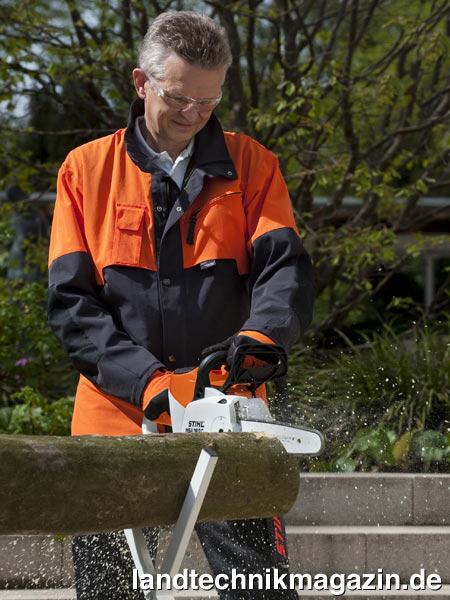 lDr. Bertram Kandziora, Vorstandsvorsitzender der STIHL AG, präsentiert die erste Akku-Motorsäge von STIHL bei der Bilanzpressekonferenz am 27. April 2010. Die STIHL MSA 160 C wird ab Herbst 2010 im Fachhandel erhältlich sein. Sie ist für Gartenarbeiten, das Sägen von Brennholz, die Obstbaumpflege, aber auch für den Profi-Einsatz in Zimmereien sowie in der Landschaftspflege geeignet.