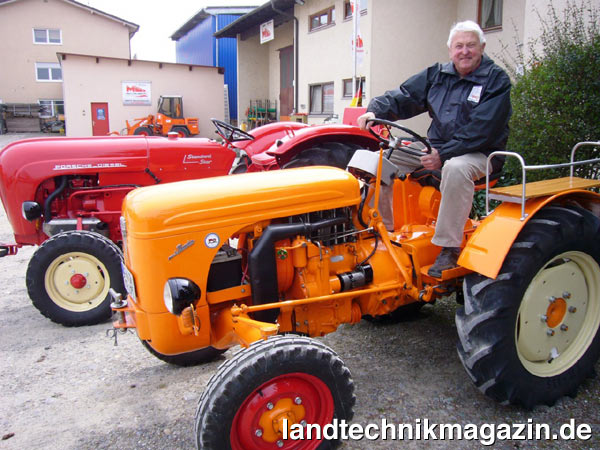 lJosef Meschenmoser auf seinem orangen Allgaier Porsche Diesel AP 17, Baujahr 1951 mit 18 PS. In der Sonderschau 60 Jahre Porsche-Traktoren am Bodensee will die Interessengemeinschaft der Allgaier-Porsche Freunde Bodensee auf der diesjährigen KLASSIKWELT BODENSEE mit 50 Traktoren an die Geschichte der Allgaier und Porsche Schlepper erinnern.