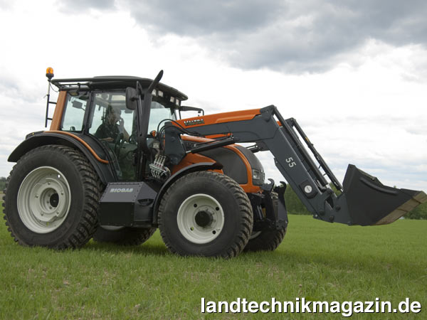 lAuf Basis eines N101 hat Valtra einen Biogastraktor entwickelt. Der Motor selbst – ein AGCO Sisu Power 44 CTA mit 4,4 Liter Hubraum – ist gegenüber dem Serien N101 unverändert und leistet sowohl bei reinem Diesel als auch beim Diesel/Biogas-Betrieb 81/110 kW/PS, wobei beim Einsatz von Biogas 70 bis 80 Prozent der Leistung aus Biogas erzeugt werden.