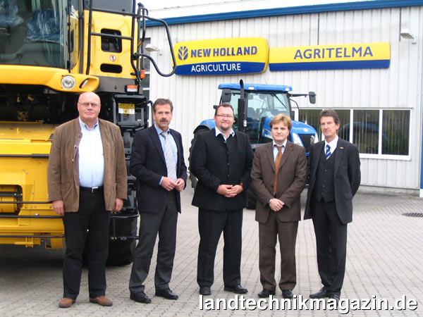 lBei der kürzlich erfolgten Unterzeichnung der neuen Vertriebsvereinbarung zwischen der Agritelma GmbH und der CNH Deutschland GmbH waren dabei (v.l.): Josef Lehner (kaufmännischer Bezirksleiter New Holland), Ottmar Hindelang (Vorstand EVG), Thomas Brenner (Geschäftsführer Agritelma GmbH), Vincenzo Cetani (Geschäftsführer New Holland), Albrecht Minkenberg (Händlernetzentwicklung New Holland).